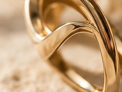 لقطة قريبة لخاتم مصقول من ذهب عيار 18